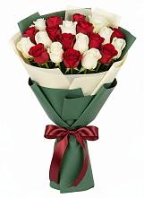Букет Микс из красных и белых роз в Цимлянском