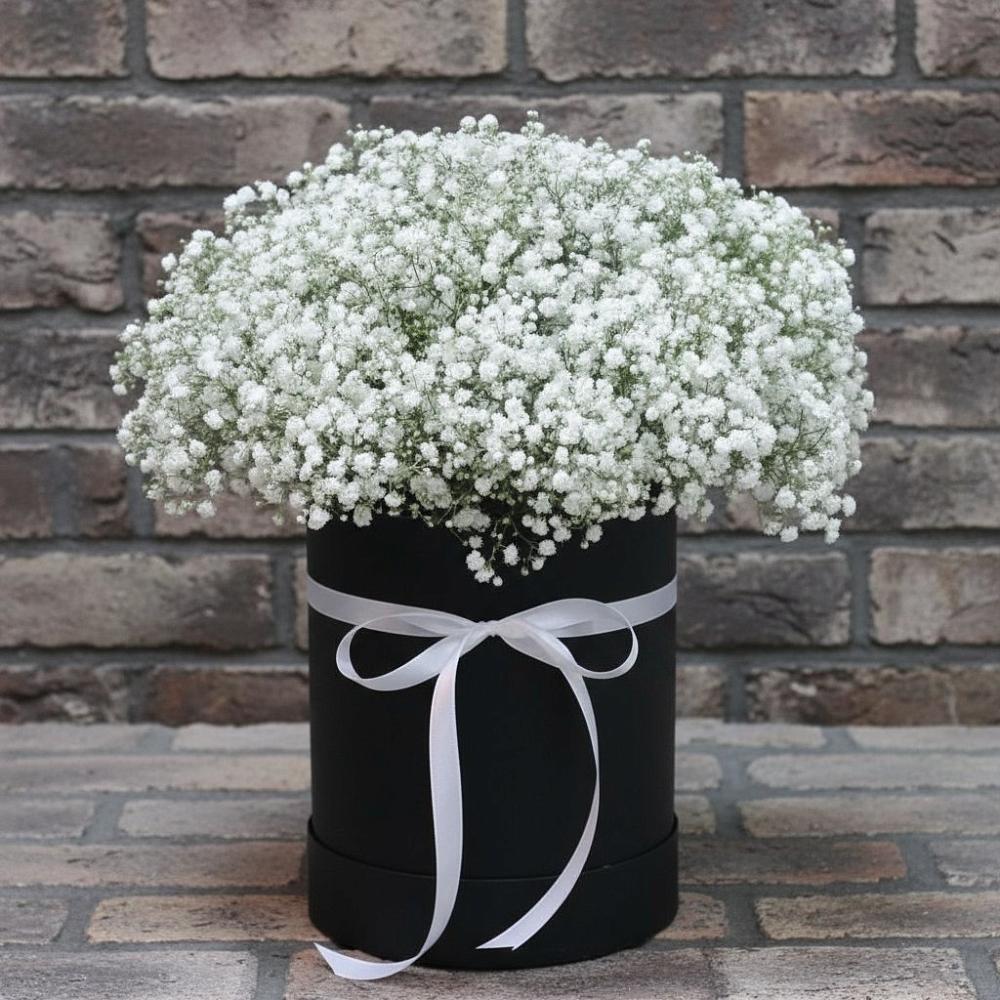 Цветочная композиция из Гипсофила в шляпной коробке в Цимлянском