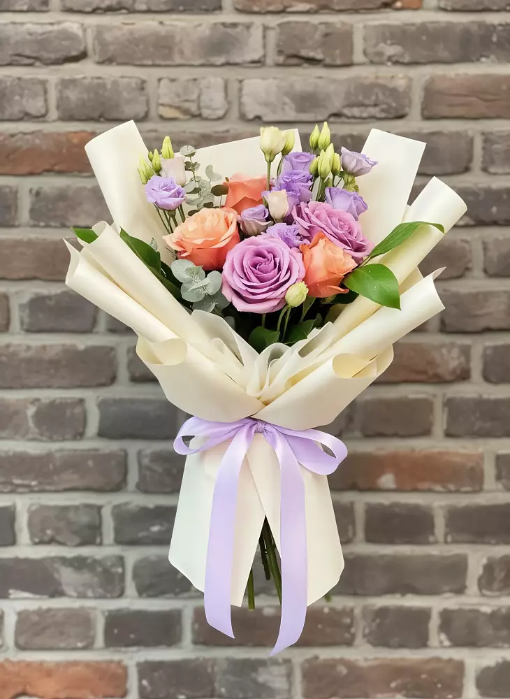 Букет цветов из: Лизиантусы и Розы в Цимлянском