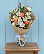 Букет цветов из:  Альстромерии, Лизиантусы, Розы и Хризантемы в Цимлянском