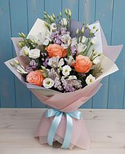 Букет цветов из:  Лизиантусы, Розы, Альстромерии и Гипсофила в Цимлянском