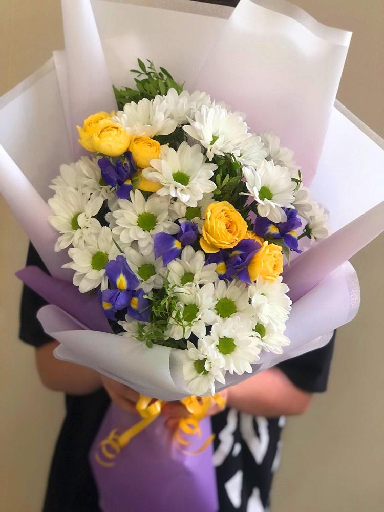 Букет цветов из: Ирисы, Хризантемы и Розы в Цимлянском