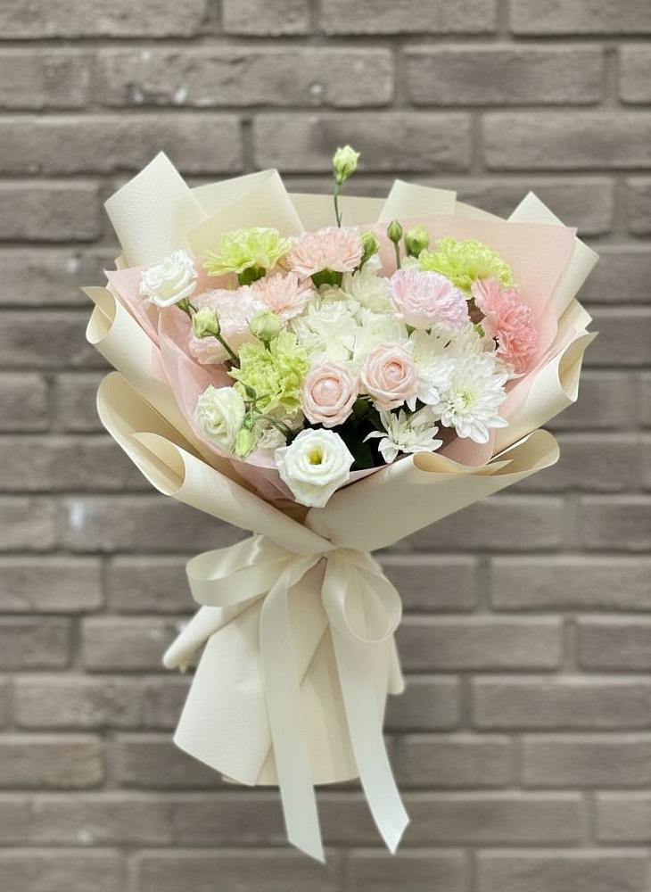 Букет цветов из: Гвоздики, Розы, Лизиантусы и Хризантемы в Цимлянском