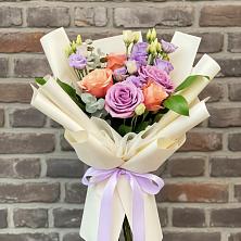 Букет цветов из:  Лизиантусы и Розы в Цимлянском