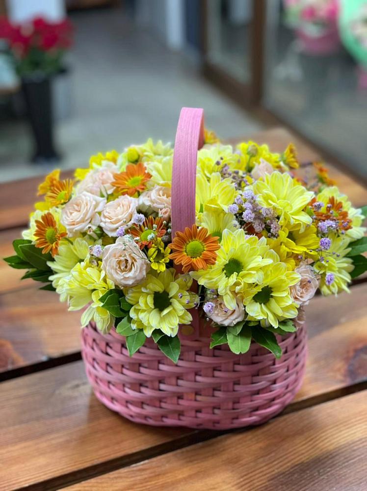 Цветочная композиция из Хризантемы и Розы в корзине в Цимлянском