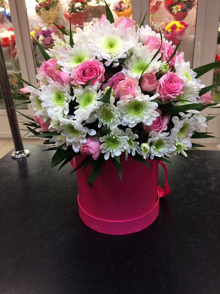 Цветочная композиция из Розы и Хризантемы в шляпной коробке в Цимлянском