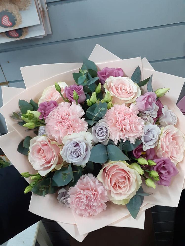 Букет цветов из: Розы, Гвоздики и Лизиантусы в Цимлянском